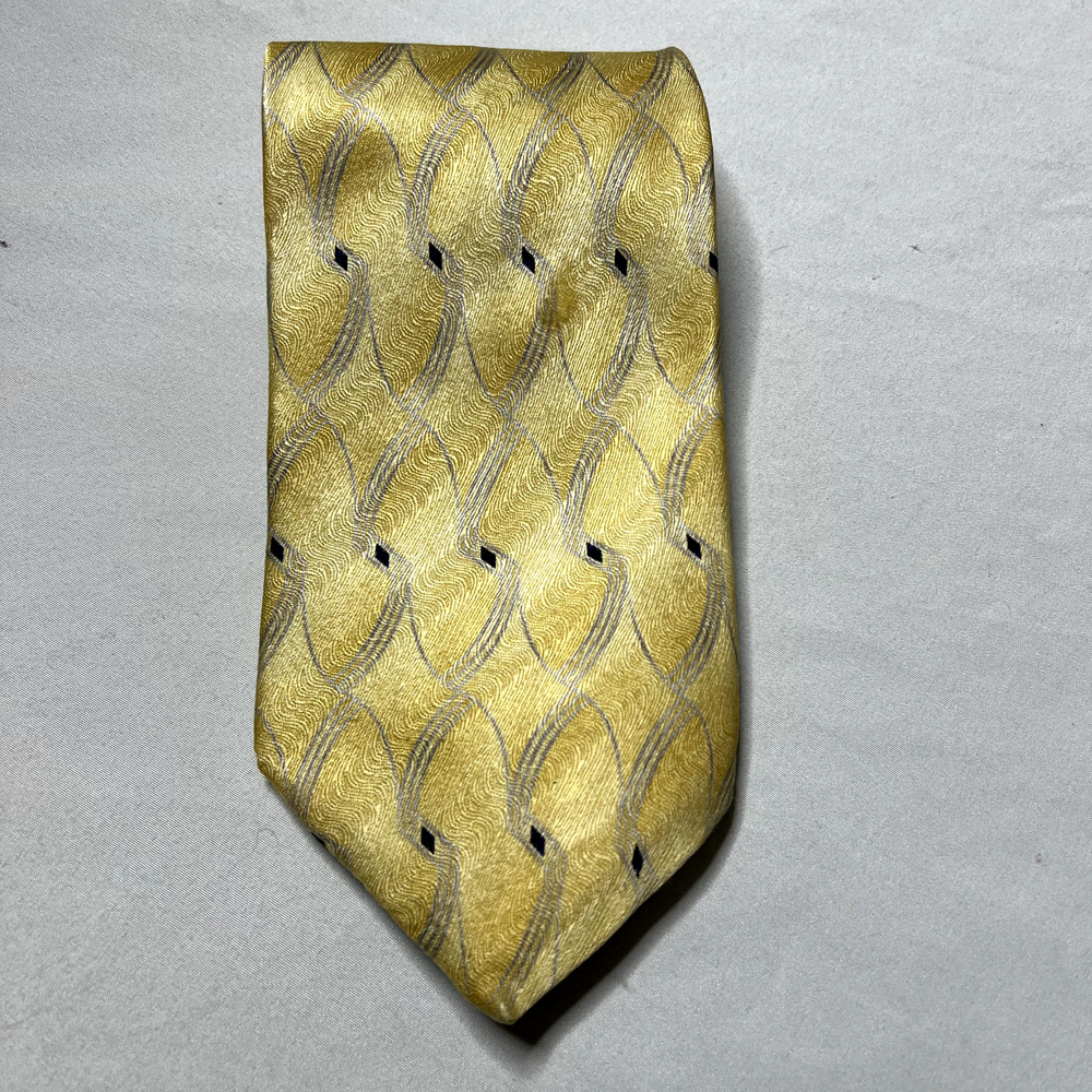 J. Jerrar Mens Tie Necktie 100% Silk Light Yellow Squuiggly Lines Black Diamonds